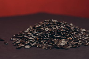 Doğal ürün ayçiçeği tohumları yakın plan yiyecek dağıtıyor.