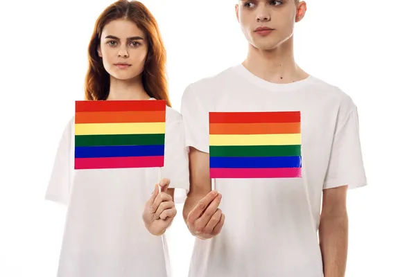 Пара в білих футболках Прапор lgbt трансгендерні сексуальні меншини — стокове фото