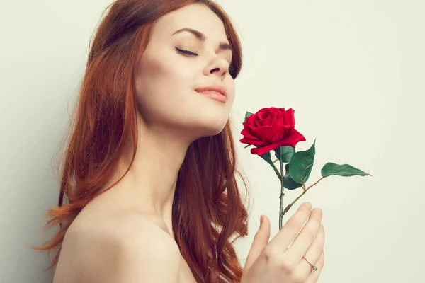 Fröhliche Frau Mode Frisur Rose Blume Charme Romantik — Stockfoto