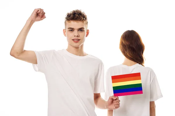 Joven pareja lgbt bandera transgénero estilo de vida luz fondo — Foto de Stock