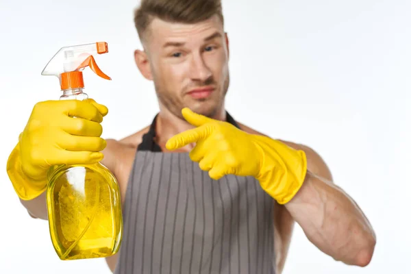 Érzelmi férfi kötényben mosószerrel takarítás házimunka — Stock Fotó