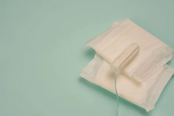 Жіночі подушечки для гігієни нижня білизна ліки синій фон — стокове фото
