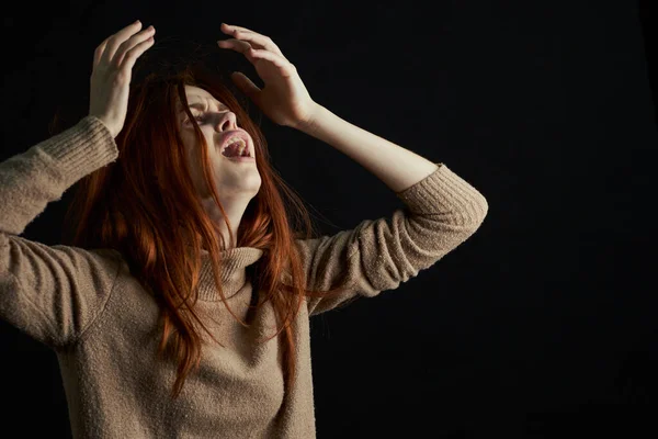 Rädd kvinna med blåmärken under ögonen slår depression missbruk — Stockfoto