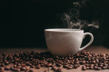 kahve çekirdekleri nesnenin taze demlenmiş içecek fotoğrafı.
