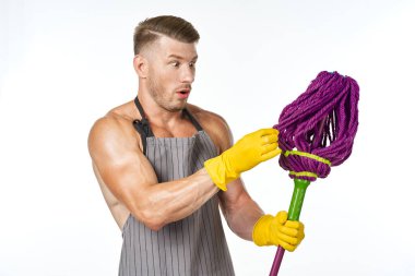 Önlüklü, paspas temizleme servisi olan bir adam.