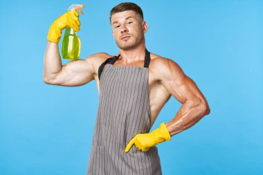 Önlük giymiş bir adam deterjan temizleme servisi ev işi