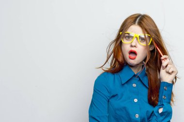 Mavi gömlekli, sarı gözlüklü iş kadını duyguları.