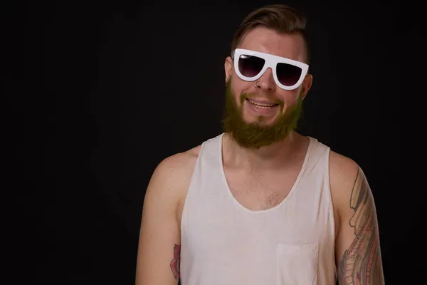 Hombre macho barbudo en camiseta blanca gafas de sol tatuajes de moda — Foto de Stock