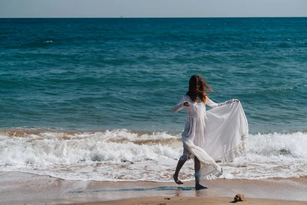 Schöne Frau im weißen Kleid am Meer Lifestyle — Stockfoto
