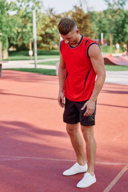 Spor salonunda egzersiz yapan atletik bir adam.