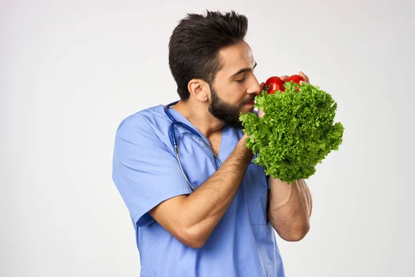 Mężczyzna lekarz dietetyk z warzywami w rękach zdrowa żywność — Zdjęcie stockowe
