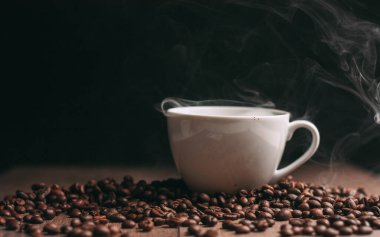 Doğal kahve gurmesi latte resimler ahşap masa