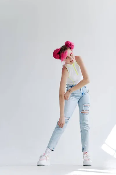Wanita modis rambut merah muda berpose fashion model studio pakaian — Stok Foto
