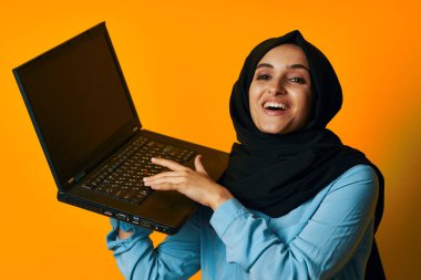 Arap kadın dizüstü bilgisayar teknolojisi. İnternet izole edilmiş arka plan.