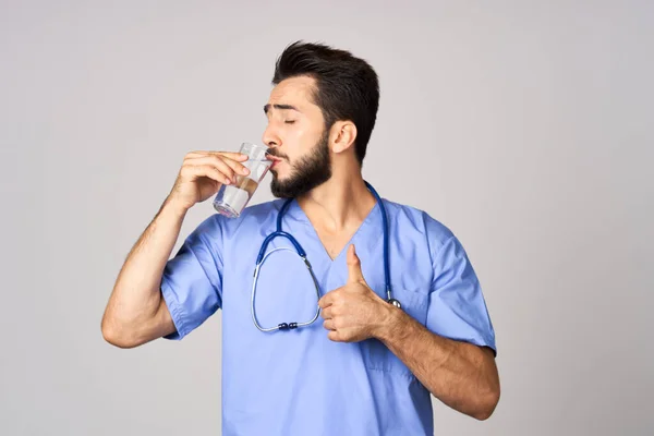 Lékař nutriční sklenice vody zdraví zblízka stetoskop — Stock fotografie