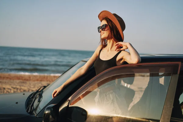 Frau am Strand in der Nähe von Autoreisen Abenteuer Sommer — Stockfoto