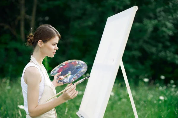 Kadın sanatçı doğa palet tablosu çizer yaratıcı manzara — Stok fotoğraf