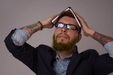 Elinde kitabı olan bir iş adamı. Profesyonel yöneticiler.