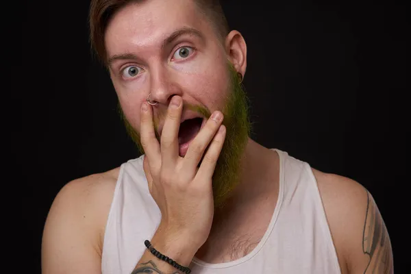 Homem barbudo elegante em uma camiseta branca com tatuagens em seus braços moda — Fotografia de Stock