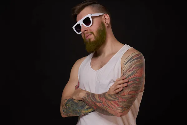 Brodaty macho człowiek w biały t-shirt okulary moda tatuaże — Zdjęcie stockowe