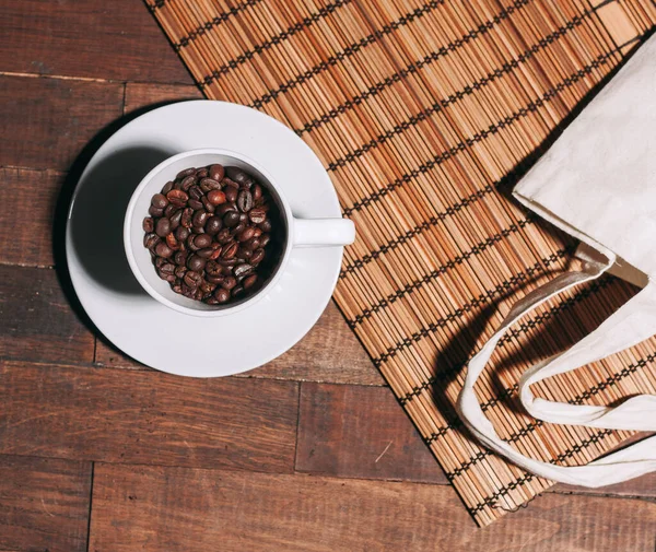 Натуральный кофе свежеваренный напиток крупным планом питания — стоковое фото