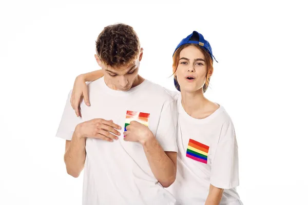 Jeune couple lgbt drapeau transgenre style de vie lumière arrière-plan — Photo