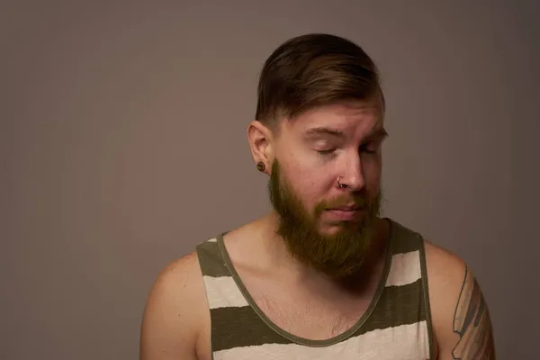 Homem elegante com tatuagens em seus braços elegante penteado estúdio de auto-confiança — Fotografia de Stock