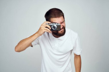 Elinde fotoğraf makinesi olan neşeli bir adam. Profesyonel moda yaşam tarzı.