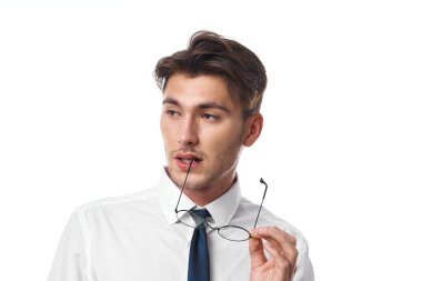 Gözlüklü iş adamları, stüdyo yaşam tarzıyla el kol hareketi yapıyorlar.