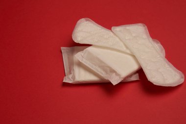 ped tampon iç çamaşırı kadın hijyen kırmızı arka plan