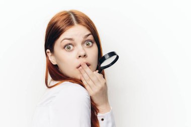 Beyaz gömlekli neşeli kadın el arama aracında.