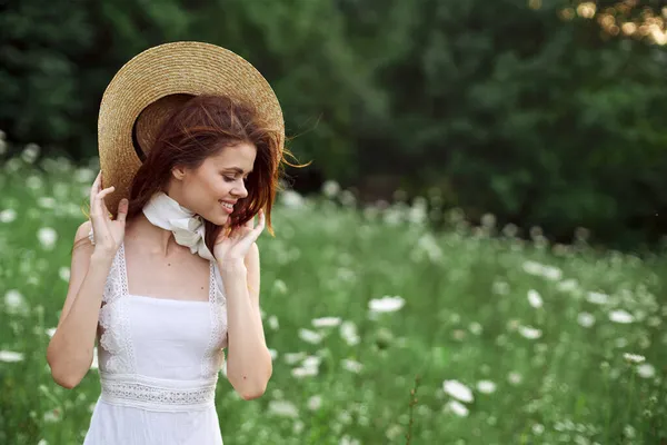 Kvinna i vit klänning på naturen blommor vila charm — Stockfoto