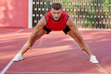 Spor salonunda egzersiz yapan atletik bir adam.