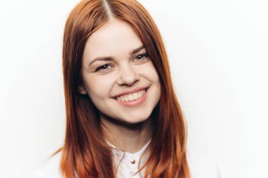 Ellerinde büyüteçle beyaz gömlekli kızıl saçlı bir kadın...