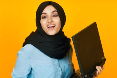 Neşeli kadın bilgisayar sektörü tecrit edilmiş geçmiş öğreniyor