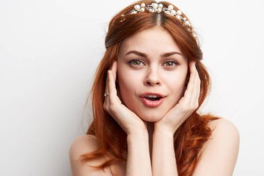Kadın çıplak omuzlar, kızıl saç makyaj, büyüleyici gülümseme modeli.