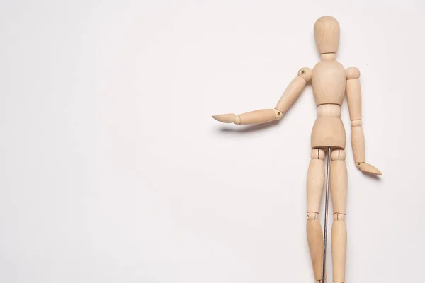 Maniquí hombre de madera posando fondo de luz objeto — Foto de Stock