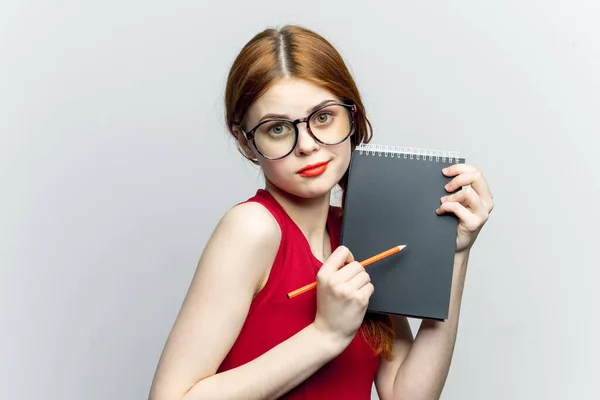 Mulher de negócios em vermelho vestido notebook profissionais lápis — Fotografia de Stock