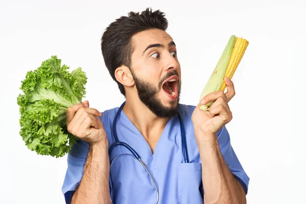 Nutricionista masculino com legumes nas mãos de calorias de saúde — Fotografia de Stock