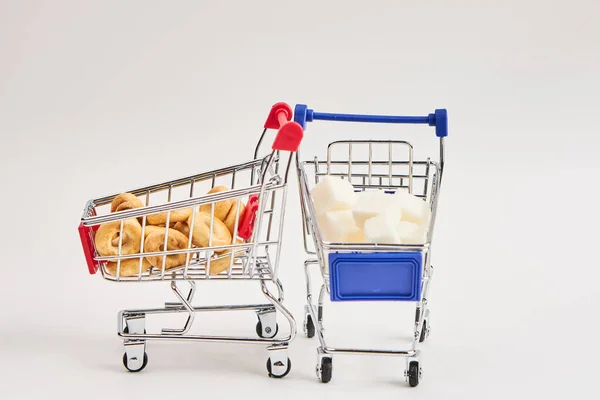 Livsmedelsvagnar stormarknad shopping i butiken — Stockfoto