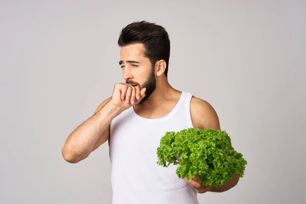 Brodaty mężczyzna w białym t-shirt sałata warzywa liść zdrowa żywność — Zdjęcie stockowe