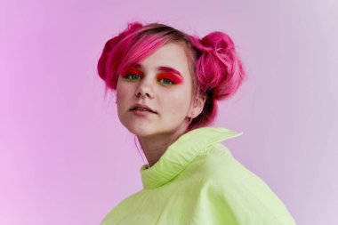 şık bir kadın pembe saçlar moda kıyafetleri moda tarzı eğlence tasarımı