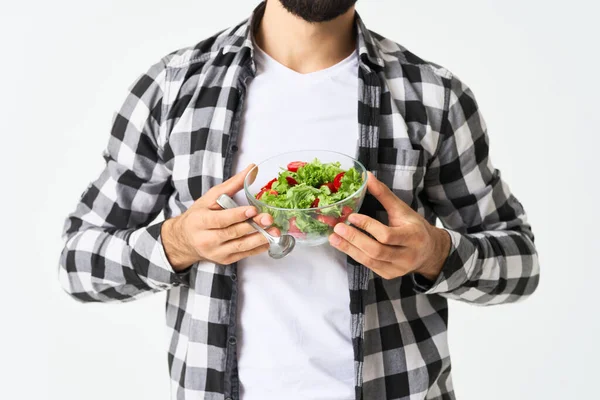 Uomo allegro in piatto camicia a quadri con insalata cibo sano — Foto Stock