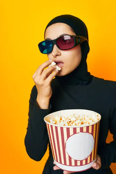 Müslümanlar film izlerken 3D gözlükler eğlenceli stüdyo yaşam tarzı — Stok fotoğraf