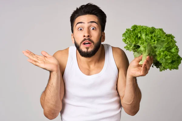 Radosny człowiek sałata pozostawia zdrowe jedzenie pozowanie — Zdjęcie stockowe