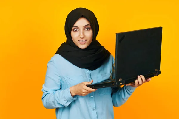 手持手提电脑的阿拉伯妇女科技情感种族模型 — 图库照片