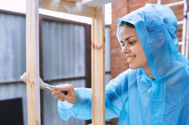 Kadınlar ahşap yapılar boyar fırça boyası dekorasyonu