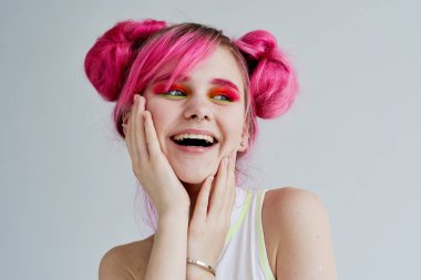 Güzel kadın parlak makyaj poster tarzı kıyafetler asidik tasarım