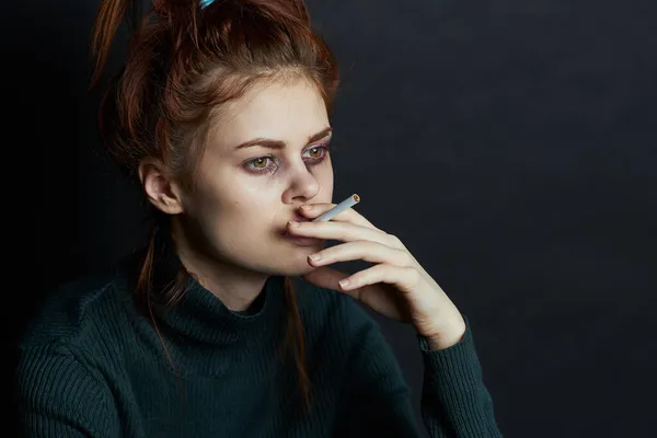 Женщина с пальцами капитала курит сигареты злоупотребление депрессией — стоковое фото