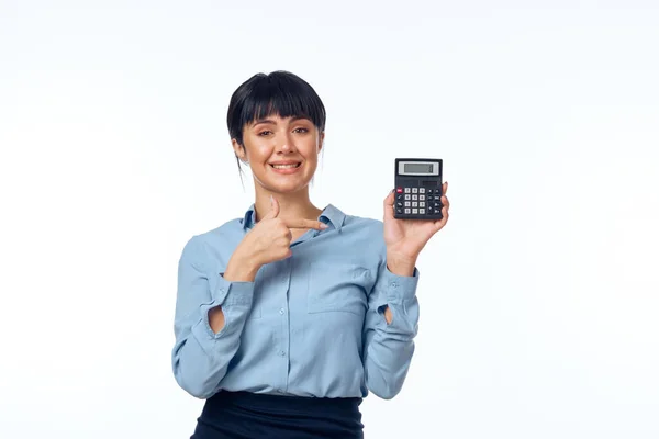 Femme d'affaires avec calculatrice en mains gestionnaire professionnel de la finance — Photo
